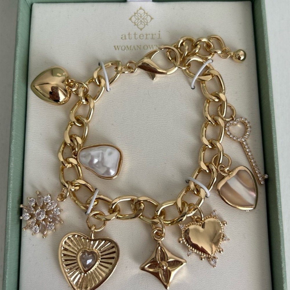 NWT ⚜️🤍⚜️ ATTERRI Cubic Zirconia & Genuine Shell Charm Pearl Bracelet - Picture 4 of 5